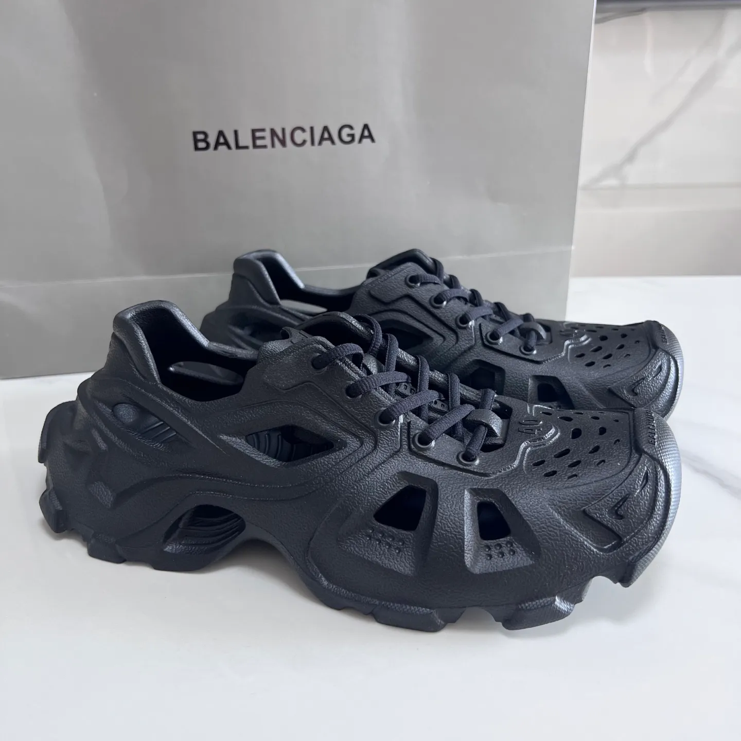 👟👟Ex-factory price 380👟👟 Balenciaga must-have beach shoes for summer: Men's and women's shoes are made of ultra-light 95% (injection molding) EVA plastic, 5% foam plastic foam cushioning material #Ultra-lightweight one-piece foam shoe mold ❗ New summer product, French high-end luxury brand - Balenciaga BALENCIAGA 3XL Rubber Low Top Sneakers 3XL version series summer beach wading versatile trendy lace-up casual sports hole sandals. Size: 35-46